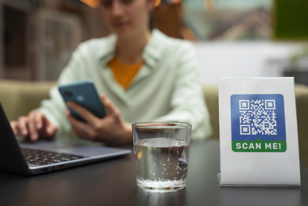 Scan d’un QR code avec un smartphone illustrant le risque de quishing.