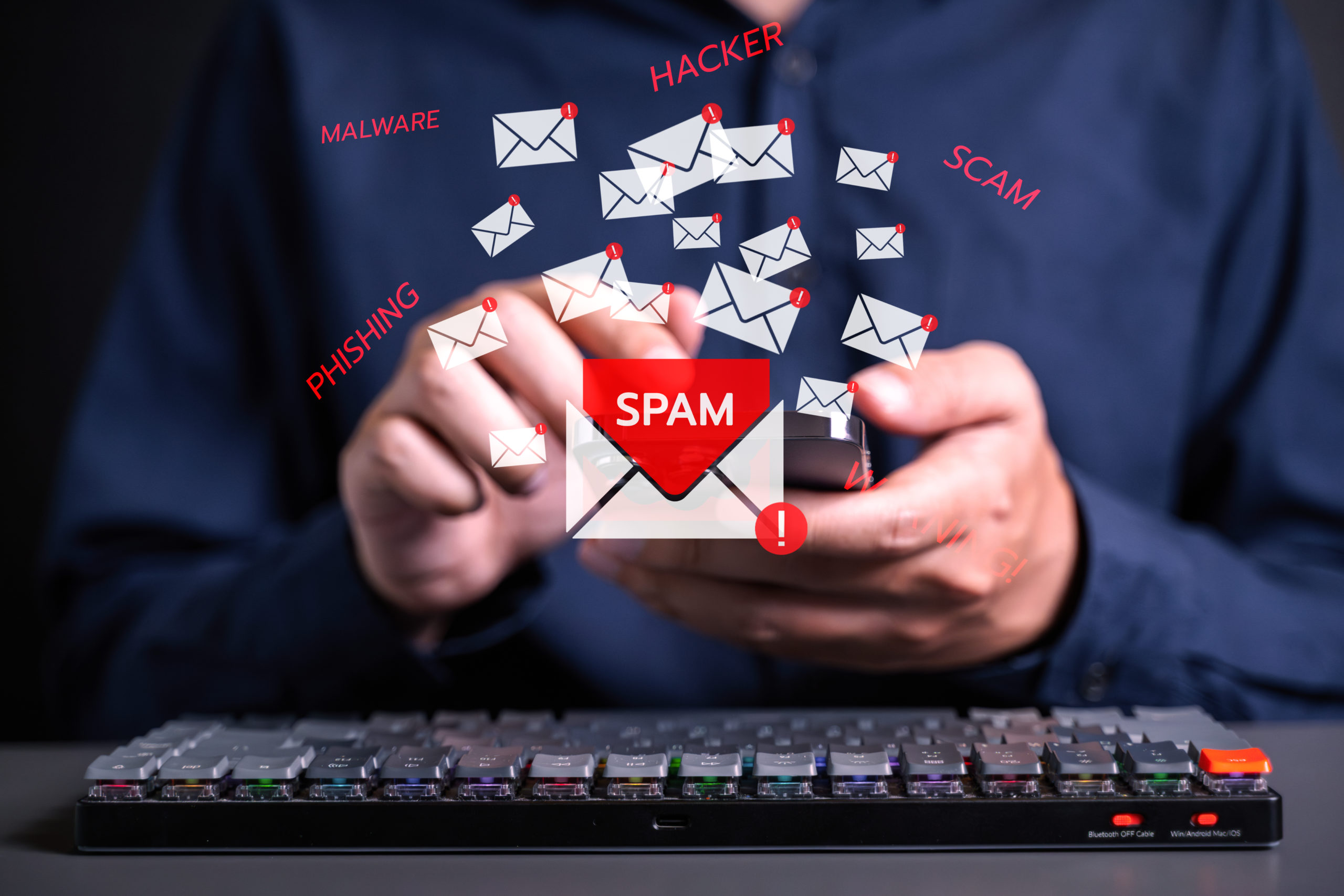 Personne utilisant un smartphone face à des alertes de spam, phishing, malware et cyberattaque.
