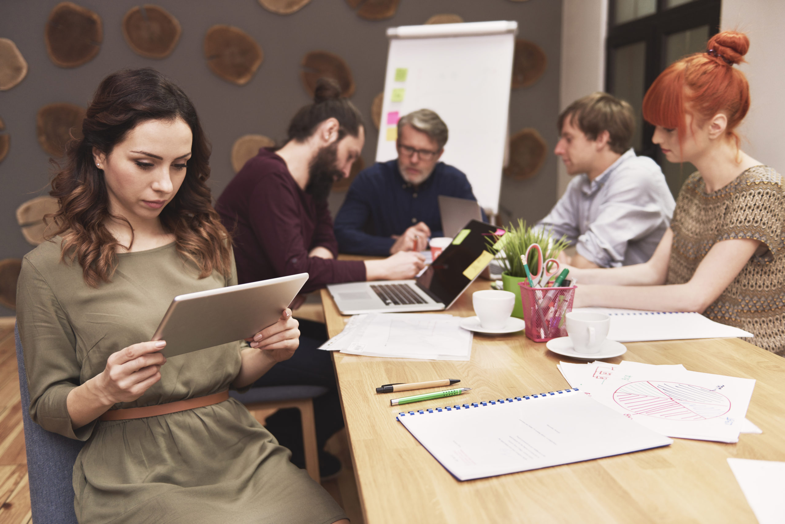 Collaborateurs au travail lors d’une réunion d’équipe en entreprise