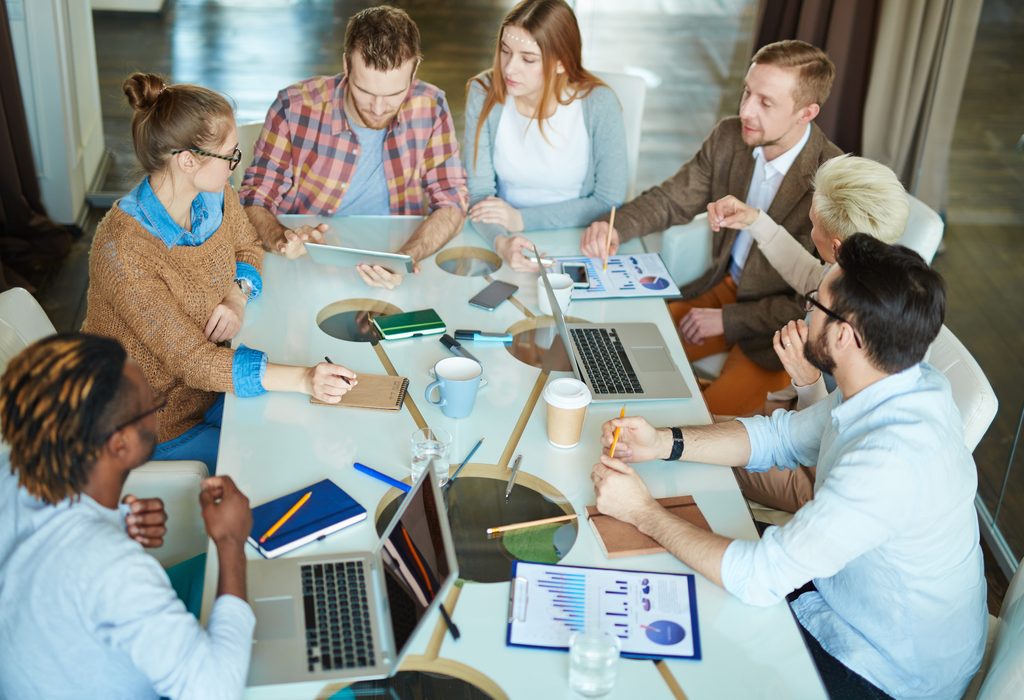 Manager et collaborateurs échangeant lors d’une réunion d’équipe