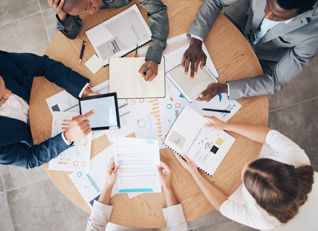 Documents relatifs au travail d'équipe, à la planification et à la technologie, présentés sous forme de vue d'ensemble d'une réunion de travail au sein d'une start-up spécialisée dans la gestion des données comptables et financières numériques